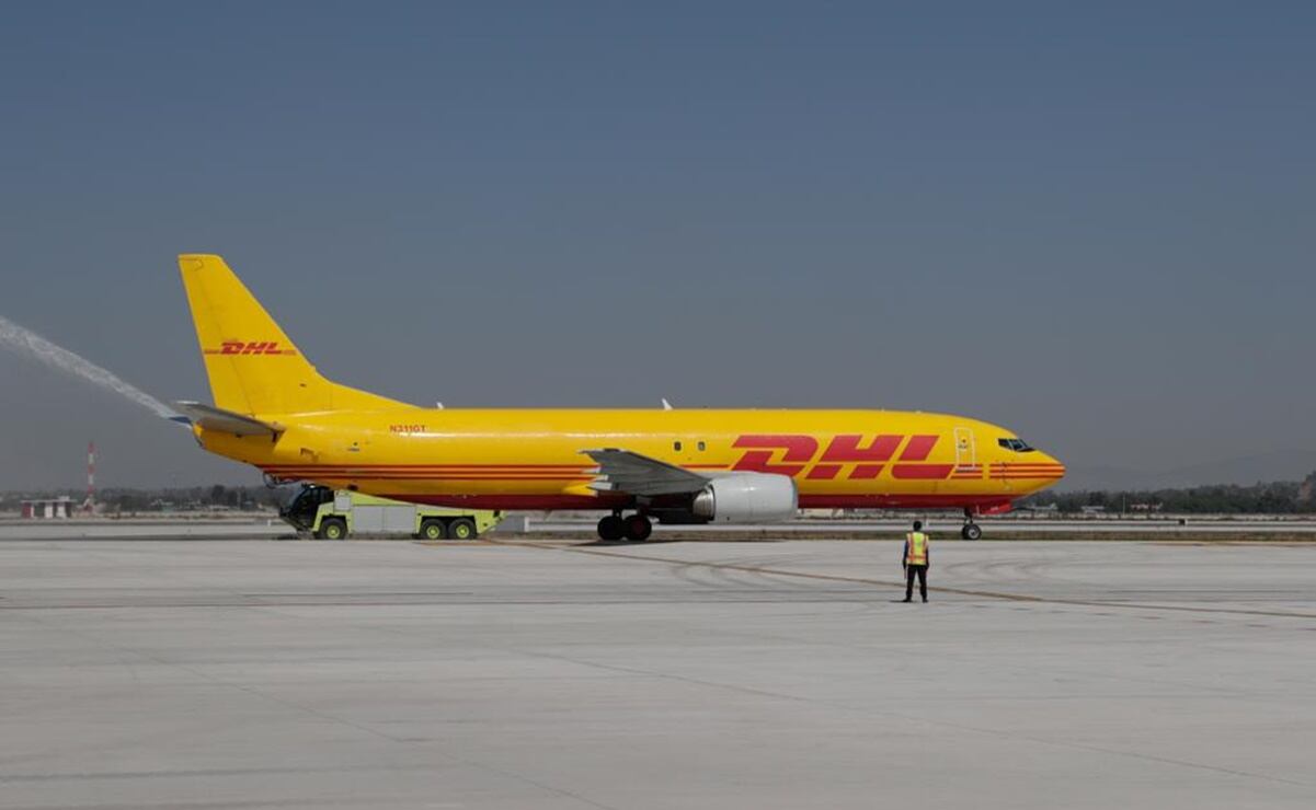 Primer vuelo de carga de DHL que llega al AIFA,luego del decreto presidencial de AMLO. Foto: Diego Simón / EL UNIVERSAL