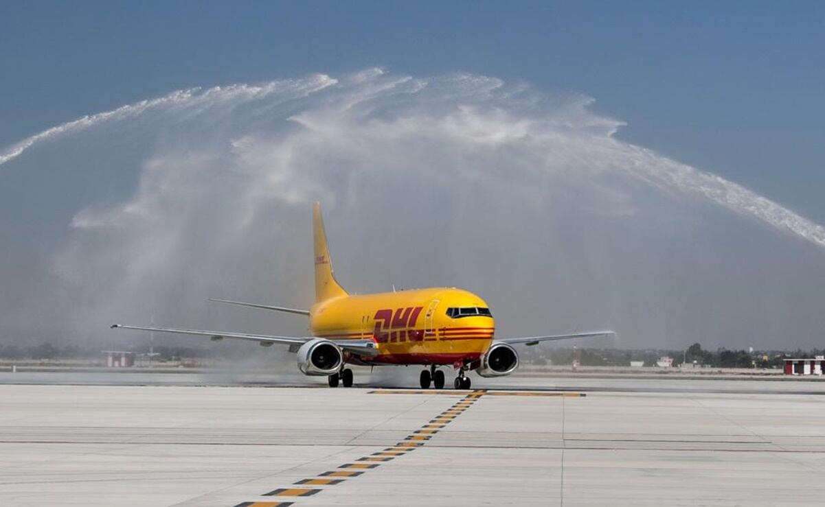 Primer vuelo de carga de DHL que llega al AIFA,luego del decreto presidencial de AMLO. Foto: Diego Simón / EL UNIVERSAL