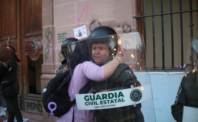 La movilización finalizó con un saldo de dos manifestantes lesionadas por el polvo químico y pintas en el primer cuadro de la ciudad. Foto: Fabiola Juárez