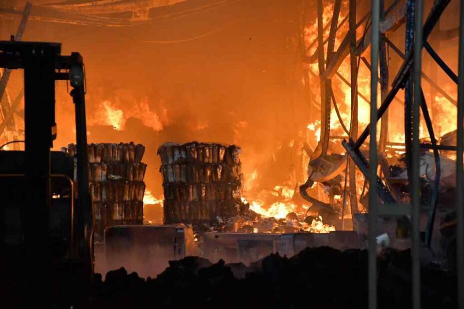 Incendio en fábrica de muebles