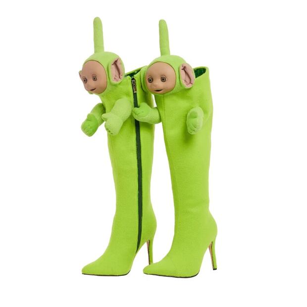 Botas Dipsy de Christian Cowan inspiradas en los Teletubbies / Foto: Especial