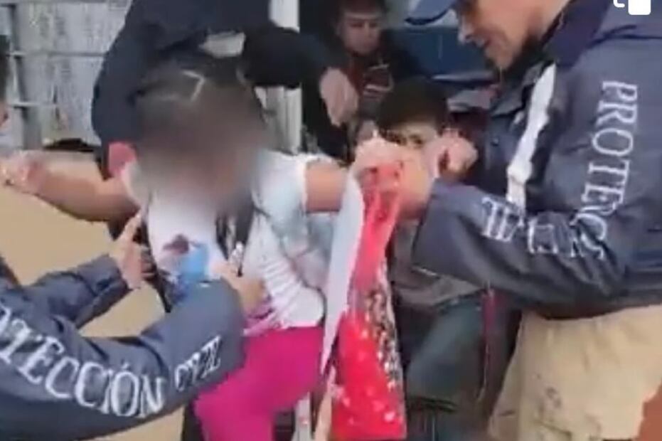 Varios niños de una primaria fueron desalojados luego de que su escuela quedó inundada por la fuerte lluvia