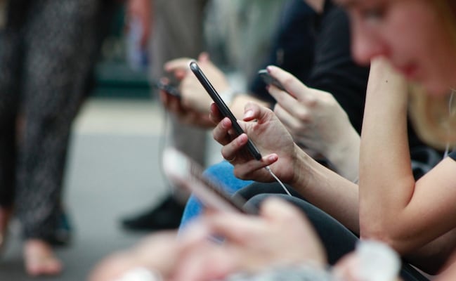 (Lavinia Prueba) No mires así tu celular. ¿Qué es el cuello tecnológico?