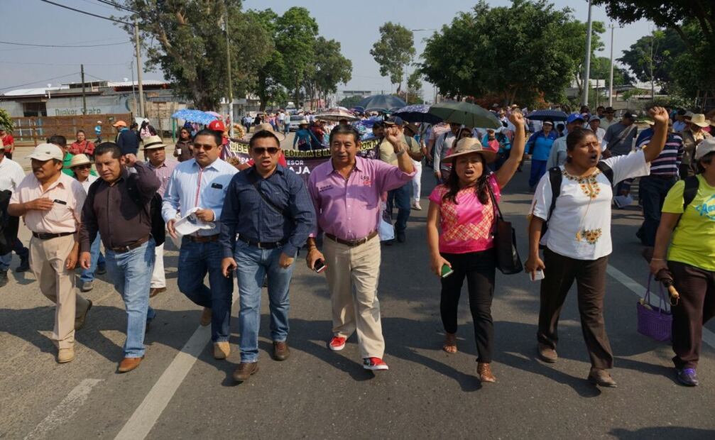 En Oaxaca, maestros de la Sección 22 del SNTE iniciaron su paro indefinido con una marcha y plantón en el Zócalo. Foto: Edwin Hernández/ EL UNIVERSAL