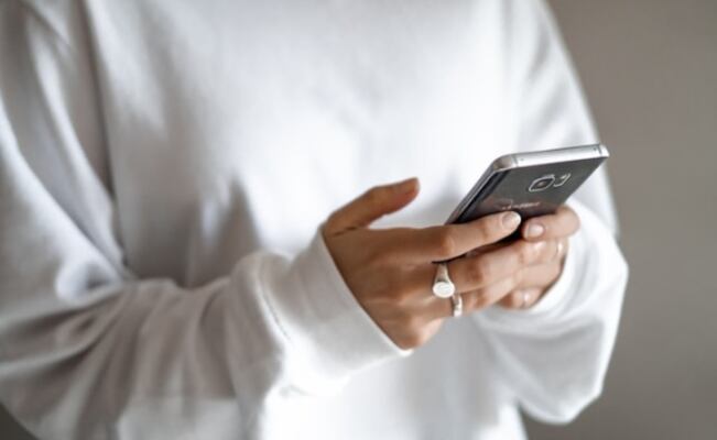(KIMBERLY, PRUEBA) No mires así tu celular. ¿Qué es el cuello tecnológico?