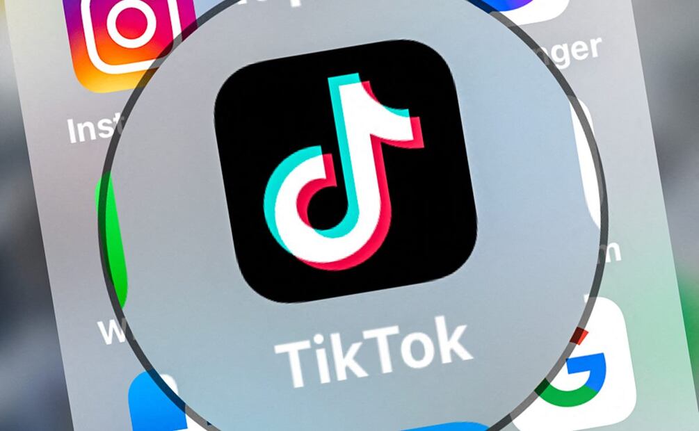 Consulta de la app de TikTok en un teléfono móvil