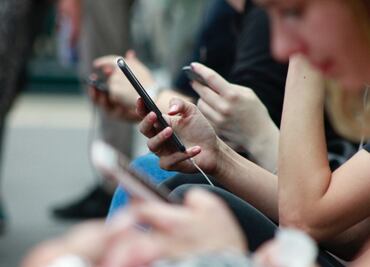 (Gretel Zanella) No mires así tu celular. ¿Qué es el cuello tecnológico?