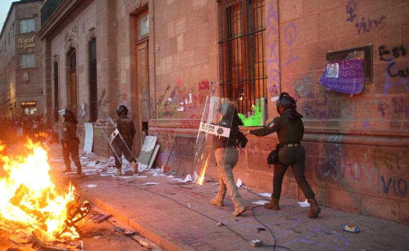 Las paredes del Palacio de Gobierno fueron intervenidas y las puertas destruidas. Elementos de la Guardia Civil reaccionaron lanzando más polvo químico. Foto: Fabiola Juárez
